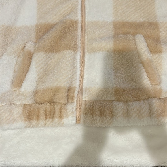 never worn fuzzy winter jacket! Very soft, perfect condition - Picture 2 of 3